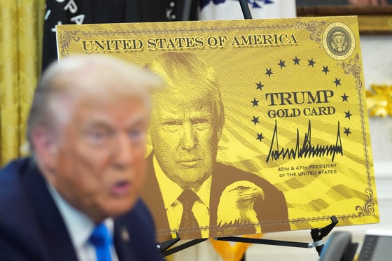トランプ大統領が19日、ホワイトハウスで個人は100万ドル、企業は200万ドルを納付すれば永住権を付与する「ゴールドカード」プログラムに関する行政命令にも署名した。トランプ大統領の後ろにゴールドカードのパネルが展示されている。 ［ロイター＝聯合ニュース］