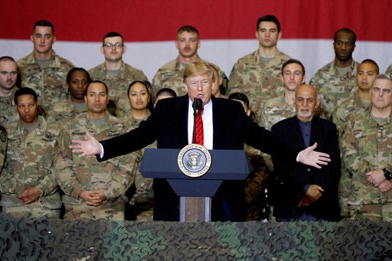 米国のドナルド・トランプ大統領が2019年11月28日、アフガニスタンのバグラム空軍基地を予告なく訪問し、米軍兵士に対して演説している。後方には当時のアフガニスタンのアシュラフ・ガニ大統領の姿が見える。［写真 ロイター＝聯合ニュース］