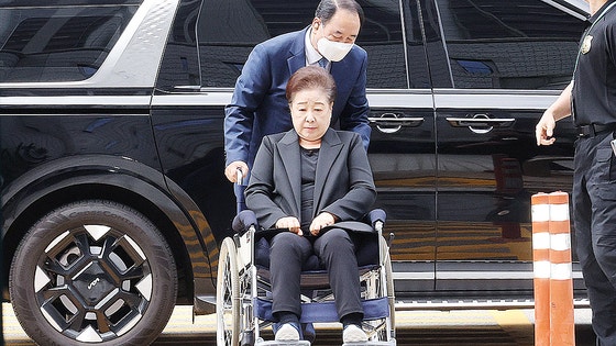  22日に拘束令状実質審査に出席する統一教の韓鶴子総裁。ソウル中央地裁はこの日令状審査結果などを基に韓国総裁に対する拘束令状を発行した。［写真 ニュース1］