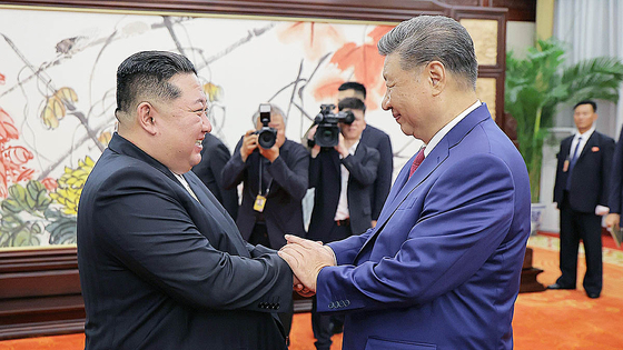 北朝鮮労働党機関紙の労働新聞は5日、金正恩委員長が4日に中国北京人民大会堂で習近平国家主席と会談したと報じた。 ［平壌 労働新聞＝ニュース1］