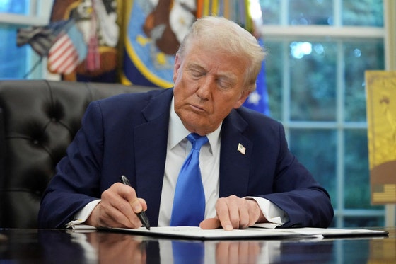 トランプ米大統領が19日、ホワイトハウスで100万ドルを寄付すれば永住権を与える「ゴールドカードビザ」に対する大統領令に署名している。［写真 ロイター＝聯合ニュース］