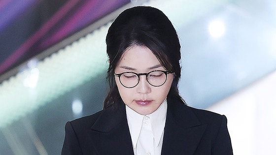 尹錫悦（ユン・ソクヨル)韓国前大統領の夫人、金建希（キム・ゴンヒ）氏が8月6日、ソウル鍾路区（チョンノグ）KT光化門（クァンファムン）に設けられた金建希特検チーム〔特別検事・閔中基（ミン・ジュンギ）〕事務室で取り調べを終えた後、帰宅している。［写真 ニュース1］