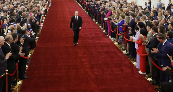   就任式でレッドカーペットを歩くプーチン大統領。[写真 AP=聯合ニュース]