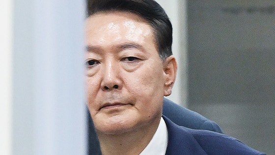 7月9日、ソウル中央地裁で拘束前被疑者尋問（令状実質審査）を終えて裁判所を出る尹錫悦（ユン・ソクヨル）前大統領 ［写真 共同取材団］
