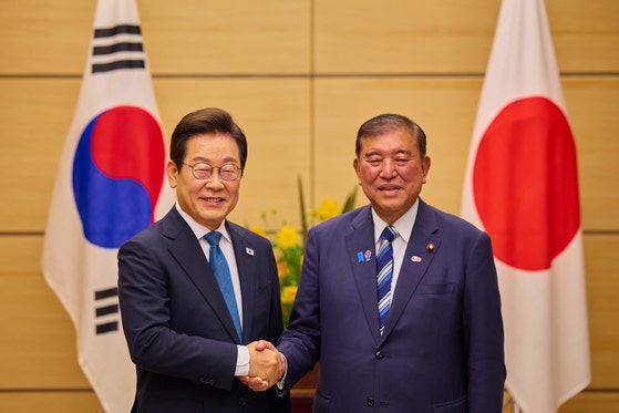 先月23日（現地時間）、東京の首相官邸で首脳会談前に記念撮影をする李在明（イ・ジェミョン）大統領と石破茂首相 ［写真 大統領室］