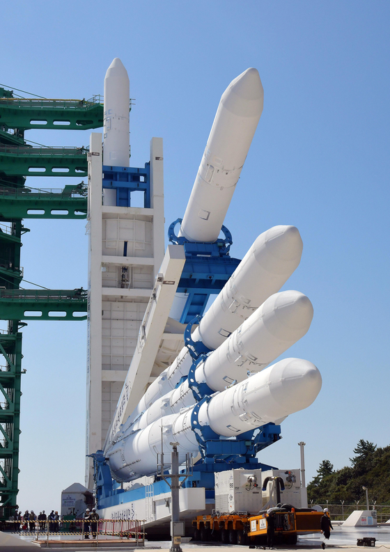 16日、全羅南道高興郡の羅老宇宙センターで最終試験打ち上げに向けヌリ号が引き起こされている。写真は多重撮影。［写真 韓国航空宇宙研究院］