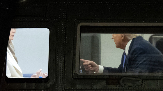   「マリーンワン」の中で会話するトランプ大統領夫妻［AFP＝聯合ニュース］