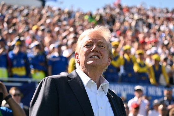 米国のドナルド・トランプ大統領が26日（現地時間）、米国ニューヨーク州ファーミンデールのゴルフ場「ベスページ・ブラック」で開かれたライダーカップに出席している。［写真 AP＝聯合ニュース］