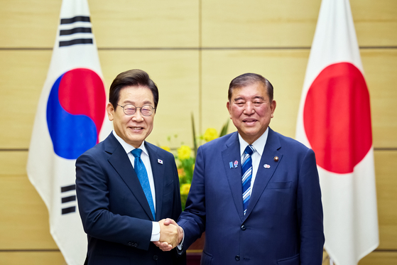 李在明大統領と日本の石破茂首相が8月23日に東京の首相官邸で首脳会談前に握手している。［写真 大統領室写真記者団］