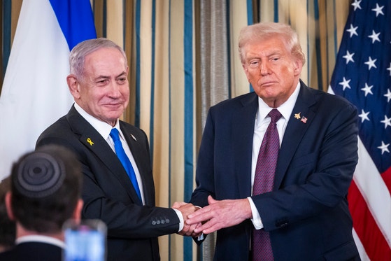米国のドナルド・トランプ大統領（右）とイスラエルのベンヤミン・ネタニヤフ首相が29日（現地時間）、ワシントンD．C．ホワイトハウスで開かれた共同記者会見の後に握手している。［写真 EPA＝聯合ニュース］