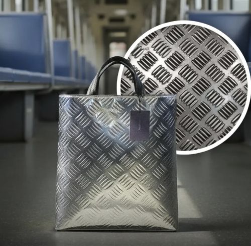   プラダの新作トートバッグとインド列車の床材の比較。［写真 SNS］