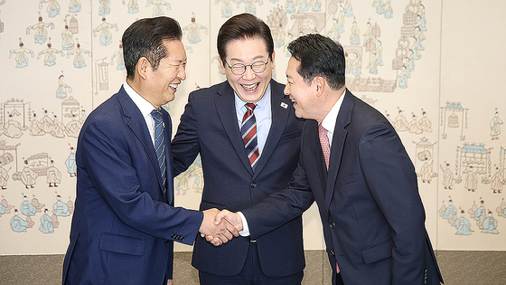 ソウルの大統領室で「共に民主党」の鄭清来代表、「国民の力」の張東赫代表と昼食会合を持つ前にあいさつを交わす李在明大統領。［写真 大統領室写真記者団］