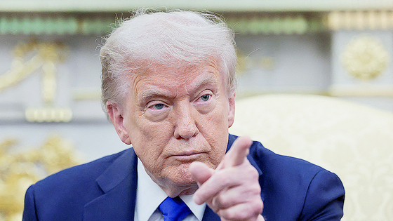 米国のドナルド・トランプ大統領が7日（現地時間）、ワシントンD．C．のホワイトハウス執務室（オーバルオフィス）でカナダのマーク・カーニー首相と会談中、ジェスチャーを取っている。［写真 ロイター＝聯合ニュース］