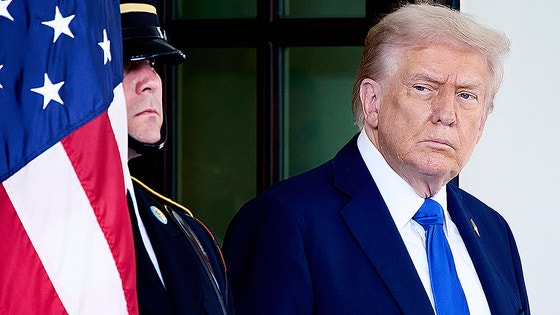 米国のドナルド・トランプ大統領が7日（現地時間）、ワシントンのホワイトハウスに到着したカナダのマーク・カーニー首相を迎えるために待機している。［写真 AP＝聯合ニュース］