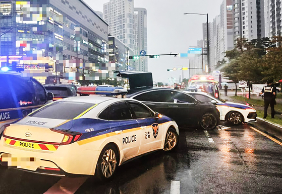 テスラを盗んで逃げた窃盗犯を逮捕するためパトカーなどが取り囲んだ様子。［写真 京畿道消防災害本部］