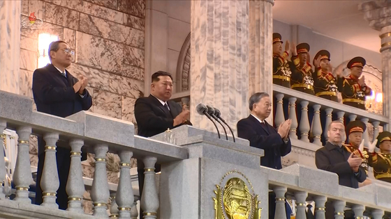   閲兵式を観覧する中国の李強首相と北朝鮮の金正恩委員長 ［朝鮮中央テレビ＝ニューシス］
