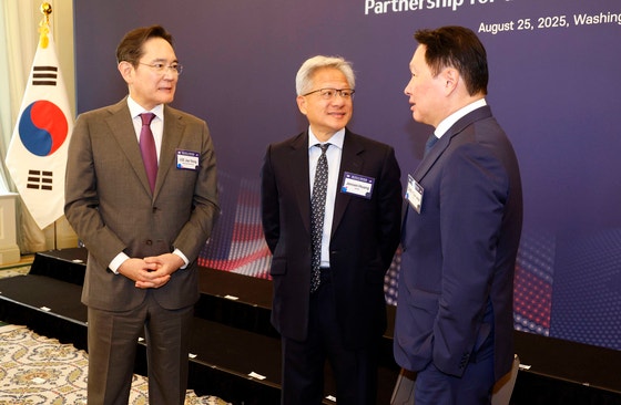 8月にサムスン電子の李在鎔会長、エヌビディアのジェンスン・フアンCEO、SKグループの崔泰源会長（左から）が米ワシントンDCで開かれた韓米ビジネスラウンドテーブルで対話している。［写真 大統領室写真記者団］