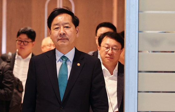 韓国の具潤哲（ク・ユンチョル）経済副首相兼企画財政部長官が15日午前、仁川（インチョン）国際空港第2ターミナルを通じて米国へ出国している。具副首相は15日から18日まで、20カ国・地域（G20）が参加する財務相会議および国際通貨基金（IMF）・世界銀行（WB）年次総会に出席する。［写真 ニュース1］