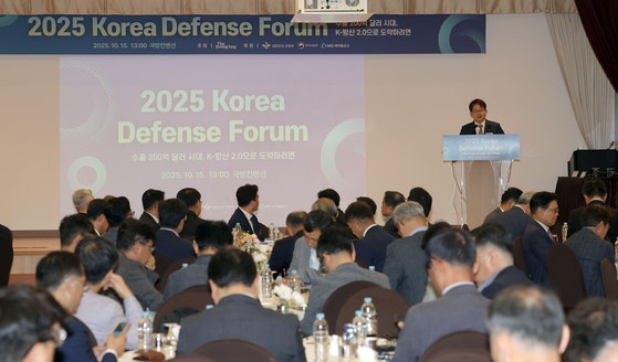 15日、ソウル竜山区（ヨンサング）国防コンベンションで開催された「2025コリアディフェンスフォーラム」で開会の辞を述べるパク・チャンヒ中央日報代表 カン・ジョンヒョン記者