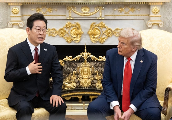8月25日（現地時間）、米ホワイトハウスで首脳会談を行った李在明（イ・ジェミョン）大統領とトランプ大統領 ［聯合ニュース］
