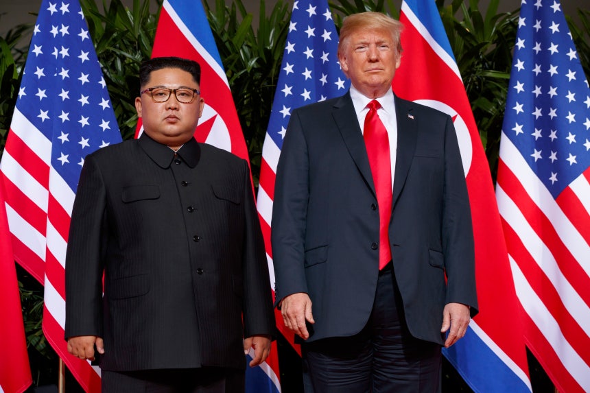 2018年6月12日にシンガポールでトランプ米大統領（右）が北朝鮮の金正恩国務委員長と会談している。［写真 AP＝聯合ニュース］