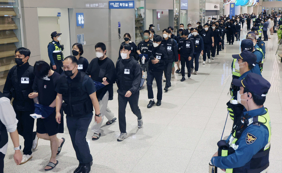   カンボジア当局による犯罪団地取り締まりで摘発され、拘禁されていた韓国人たちが仁川（インチョン）空港を通じて送還されている。［ニュース1］