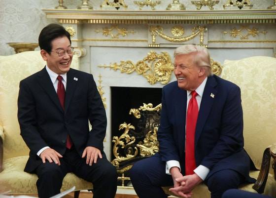 韓国の李在明（イ・ジェミョン）大統領が8月25日（現地時間）、米国ワシントンD.C.のホワイトハウス・オーバルオフィスでドナルド・トランプ大統領と韓米首脳会談を行い、笑顔を浮かべている。［写真　聯合ニュース］