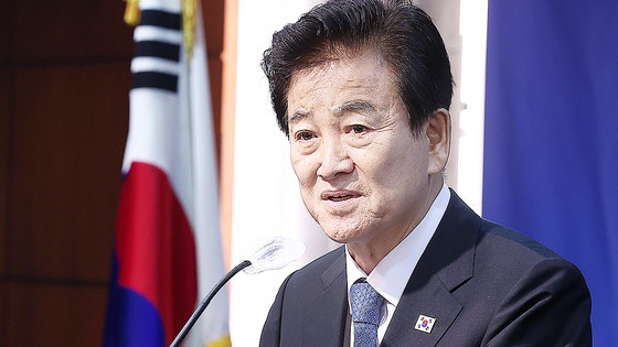 韓国の鄭東泳（チョン・ドンヨン）統一部長が9月24日、ソウル中区のコリアナホテルで開かれた「北朝鮮の二国家論と南北基本協定推進方向」セミナーで歓迎の挨拶をしている。［写真 ニュース1］