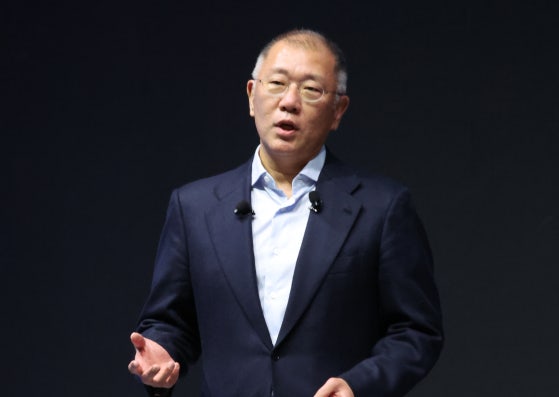 京畿道高陽市（キョンギド・コヤンシ）「現代（ヒョンデ）モータースタジオ高陽」で開かれた2025新年会で現代自動車グループの鄭義宣（チョン・ウィソン）会長が新年の挨拶を述べている。［写真 聯合ニュース］