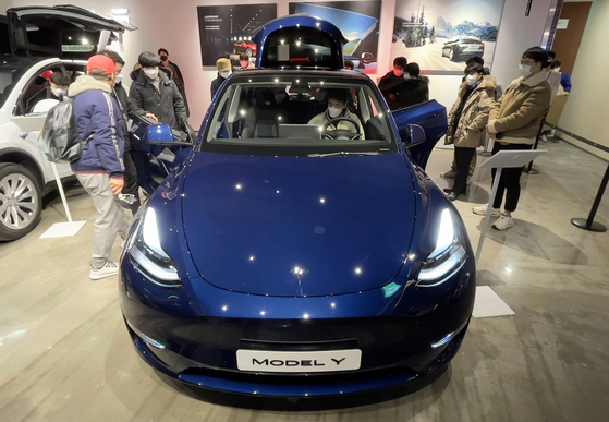 テスラが2021年1月に韓国で販売を開始した「モデルY」。写真は2021年1月13日午前、ソウル・ロッテ百貨店永登浦（ヨンドゥンポ）店に展示された同モデルの様子。［ニュース1］