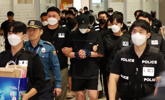 カンボジア当局の犯罪団地取り締まりで摘発・拘禁されていた韓国人が10月18日、仁川（インチョン）国際空港第2ターミナルを通じて送還される様子。［ニュース1］