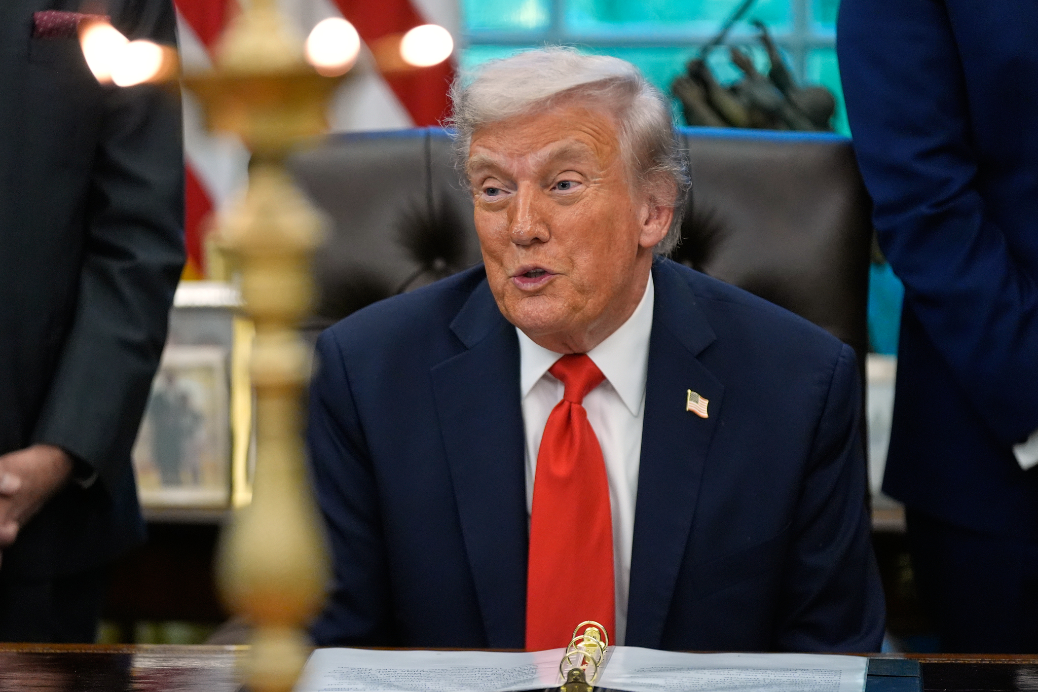 米国のドナルド・トランプ大統領が21日（現地時間）、ワシントンD．C．のホワイトハウス・オーバルオフィスで演説している。［写真 AP＝聯合ニュース］
