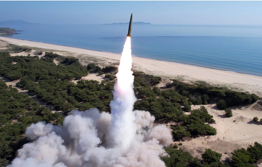 北朝鮮の労働新聞は5月9日、金正恩（キム・ジョンウン）国務委員長が前日に長距離砲およびミサイル体系合同打撃訓練を指導したと報じた。 ［労働新聞＝ニュース1］