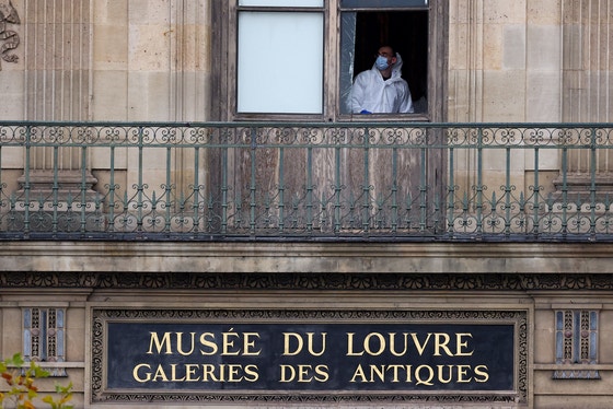 10月19日（現地時間）、盗難事件が発生したフランス・パリのルーブル美術館に、鑑識チームが到着し現場を確認している。［ロイター＝聯合ニュース］