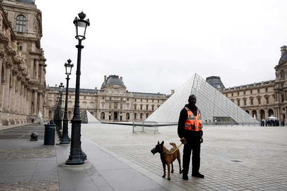 20日（現地時間）、仏パリのルーブル博物館でセキュリティー職員が警備犬を連れて巡察している。 ［ロイター＝聯合ニュース］