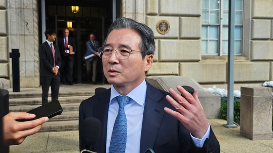 韓国大統領室の金容範政策室長が22日に産業通商部の金正官長官とともにワシントンDCの米商務省でラトニック商務長官との貿易交渉を終えた後取材陣と対話している。カン・テファ特派員