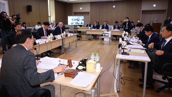 韓国の金碩基（キム・ソッキ）外交統一委員長が22日（現地時間）、カンボジア・プノンペンの在カンボジア韓国大使館で開かれた外交統一委員会による在カンボジア・在ベトナム・在タイ・在ラオス大使館に対する国政監査で開会を宣言している。［写真 ニュース1］
