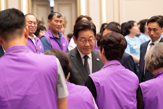 李在明大統領が7月16日に行われた事故遺族との懇談会で梨泰院事故遺族と言葉を交わしている。［写真 大統領室］