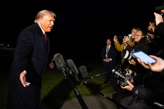24日、トランプ米大統領が記者らと会っている。［写真 聯合ニュース］
