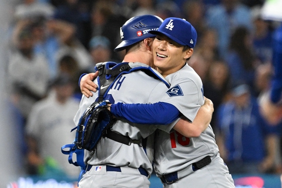 LAドジャース投手の山本由伸（右）が26日、トロント・ブルージェイズとワールドシリーズ第2戦で完投勝利した。山本は105球を投げ、4被安打1失点に抑えた。 ［ロイター＝聯合ニュース］
