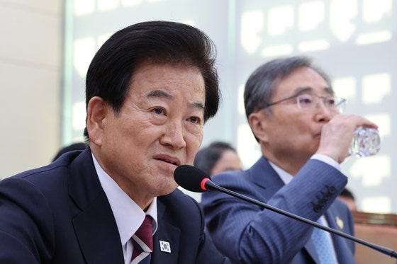 鄭東泳（チョン・ドンヨン）統一部長官が28日、ソウル汝矣島（ヨイド）国会外交統一委員会で開かれた外交部・統一部に対する総合監査で議員の質疑に答えている。右は趙顕（チョ・ヒョン）外交部長官 ［ニュース1］