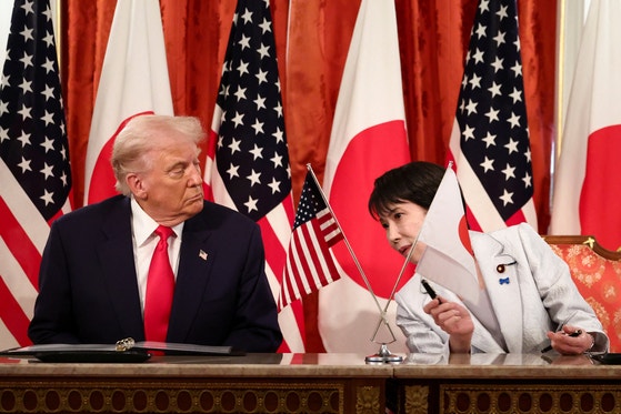 トランプ大統領と高市早苗首相が28日に東京の迎賓館で言葉を交わしている。［写真 ロイター＝聯合ニュース］