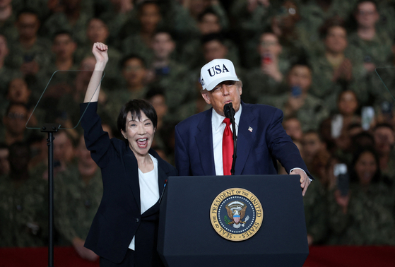 28日、神奈川県横須賀市にある米海軍基地を訪問したドナルド・トランプ米大統領が、高市早苗首相を紹介すると、高市首相は一礼した。［ロイター＝聯合ニュース］