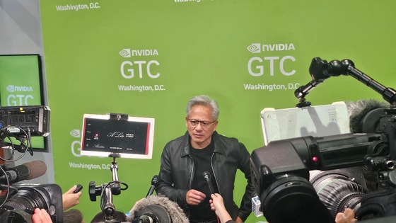 エヌビディアのジェンスン・フアン最高経営責任者（CEO）が28日に米ワシントンDCのウォルターEコンベンションセンターで開催した技術カンファレンス「GTC2025」で取材陣の質問に答えている。キム・ヒョング特派員