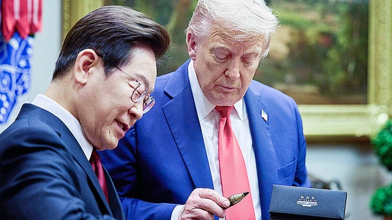 8月25日（現地時間）、米ホワイトハウスで行われた韓米首脳会談で、李在明（イ・ジェミョン）大統領は芳名録作成時に使用した万年筆をトランプ米大統領に贈った。 ［聯合ニュース］