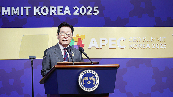 韓国の李在明（イ・ジェミョン）大統領が28日、慶州（キョンジュ）芸術の殿堂で開かれたCEOサミットで特別演説を行っている。［大統領室写真記者団］