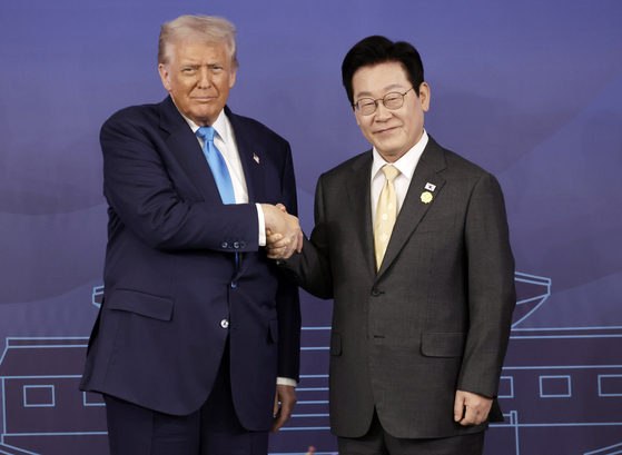 韓国の李在明（イ・ジェミョン）大統領と米国のドナルド・トランプ大統領が29日、慶尚北道（キョンサンブクド）慶州（キョンジュ）博物館で韓米首脳会談の記念撮影をしている。チョン・ミンギュ記者