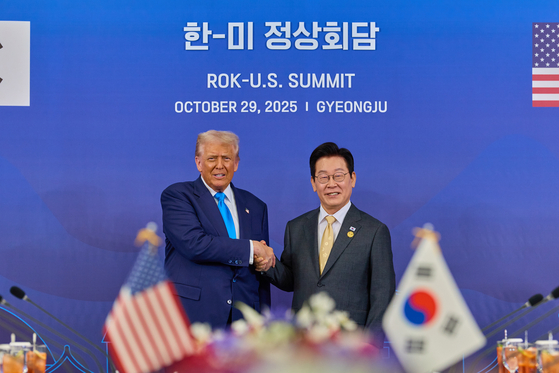 韓国の李在明（イ・ジェミョン）大統領が29日、慶尚北道（キョンサンブクド）慶州（キョンジュ）国立博物館で開かれた韓米首脳会談の拡大会談昼食会で、米国のドナルド・トランプ大統領と握手をしている。[写真 韓国大統領室]