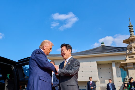 李在明大統領が29日、慶州国立博物館に到着したトランプ大統領を出迎えている。［写真 韓国大統領室］