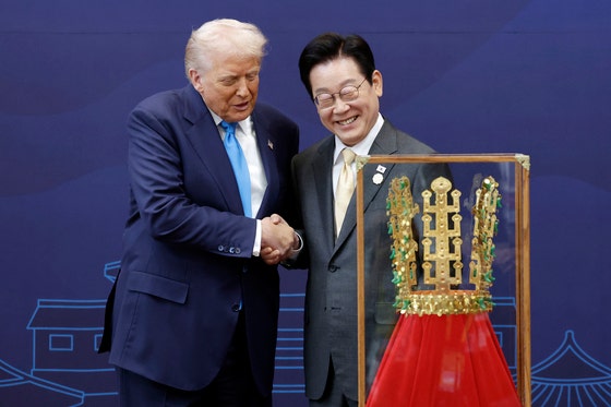李在明（イ・ジェミョン）大統領が29日、慶州博物館でトランプ米大統領に「天馬塚（チョンマチョン）金冠模型」を贈った後、握手している。 ［写真 大統領室］
